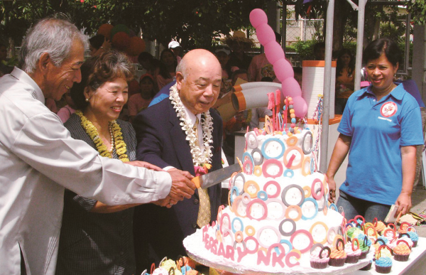 中西一雄社長（当時）夫妻がNPC10 周年記念のケーキに入刀
