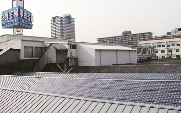 旧天満工場の屋根に設置された太陽光パネル