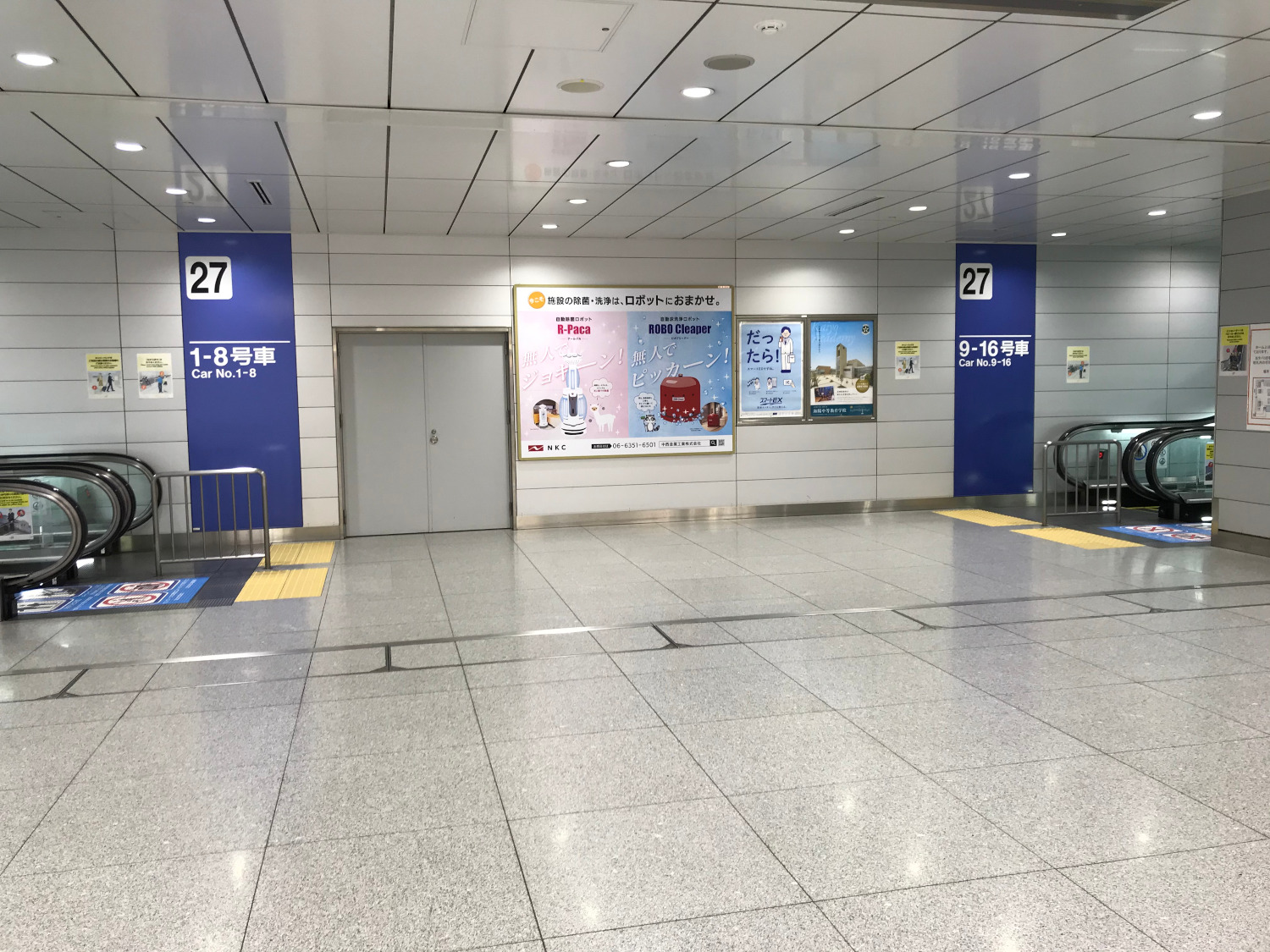 新大阪駅広告看板